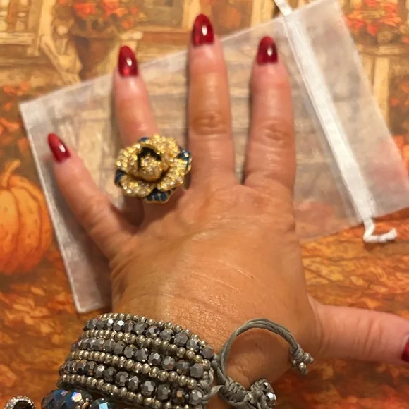 HOLIDAY SPECIAL 
Joan Rivers Gold and Blue Crystal Flower Ring  SZ 6 - Picture 8 of 8